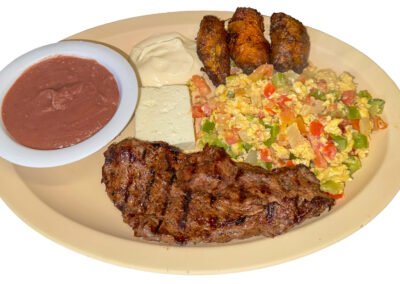 Desayuno con carne y Huevos revueltos